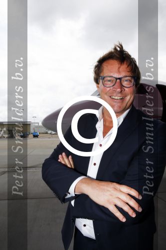 Schiphol OOst 18 juni 2015
Presentatie cast the bodyguard met in de hoofdrollen Romy Monteiro Carolina Dijkhuizen Mark v Eeuwen en Dave Mantel. Albert Verlinde is de producent namens Stage entertainment.
Ze arriveren in het nieuwe prive vliegtuig van John de Mol op schiphol OOst