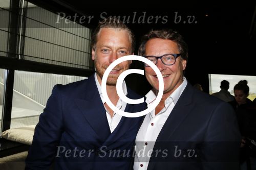 Schiphol OOst 18 juni 2015
Presentatie cast the bodyguard met in de hoofdrollen Romy Monteiro Carolina Dijkhuizen Mark v Eeuwen en Dave Mantel. Albert Verlinde is de producent namens Stage entertainment.
Ze arriveren in het nieuwe prive vliegtuig van John de Mol op schiphol OOst