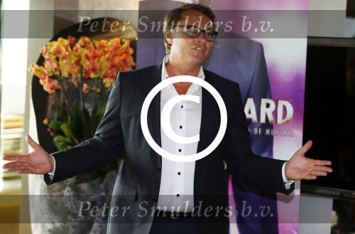 Schiphol OOst 18 juni 2015
Presentatie cast the bodyguard met in de hoofdrollen Romy Monteiro Carolina Dijkhuizen Mark v Eeuwen en Dave Mantel. Albert Verlinde is de producent namens Stage entertainment.
Ze arriveren in het nieuwe prive vliegtuig van John de Mol op schiphol OOst