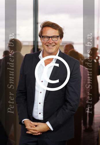 Schiphol OOst 18 juni 2015
Presentatie cast the bodyguard met in de hoofdrollen Romy Monteiro Carolina Dijkhuizen Mark v Eeuwen en Dave Mantel. Albert Verlinde is de producent namens Stage entertainment.
Ze arriveren in het nieuwe prive vliegtuig van John de Mol op schiphol OOst
