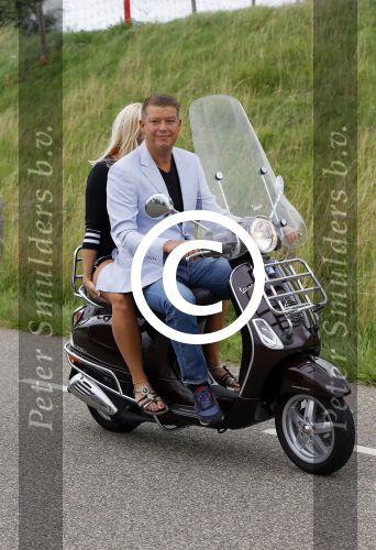 Volendam Katwoude 15 augustus 2015
Trouwen Jaap en Jenny Kwakman. Aloys Buijs met vrouw op vespa scooter