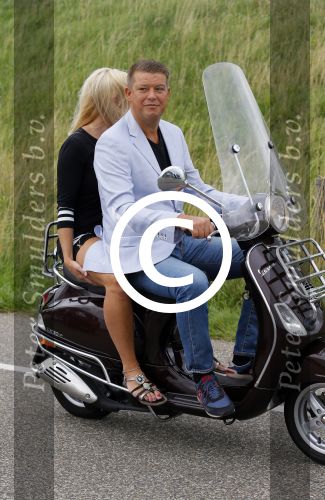 Volendam Katwoude 15 augustus 2015
Trouwen Jaap en Jenny Kwakman. Aloys Buijs met vrouw op vespa scooter