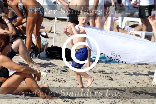ibiza 28 juli 2015
Estelle Cruijff Joelle Gullit Lilly Becker met zoon Amadues Becker en een zoon uit een eerder huwelijk van Boris op het strand van Talamanca.