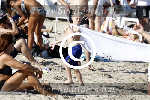 ibiza 28 juli 2015
Estelle Cruijff Joelle Gullit Lilly Becker met zoon Amadues Becker en een zoon uit een eerder huwelijk van Boris op het strand van Talamanca.