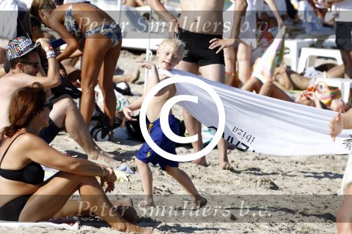 ibiza 28 juli 2015
Estelle Cruijff Joelle Gullit Lilly Becker met zoon Amadues Becker en een zoon uit een eerder huwelijk van Boris op het strand van Talamanca.