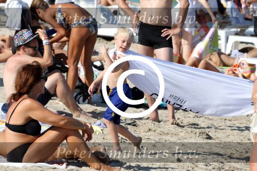 ibiza 28 juli 2015
Estelle Cruijff Joelle Gullit Lilly Becker met zoon Amadues Becker en een zoon uit een eerder huwelijk van Boris op het strand van Talamanca.