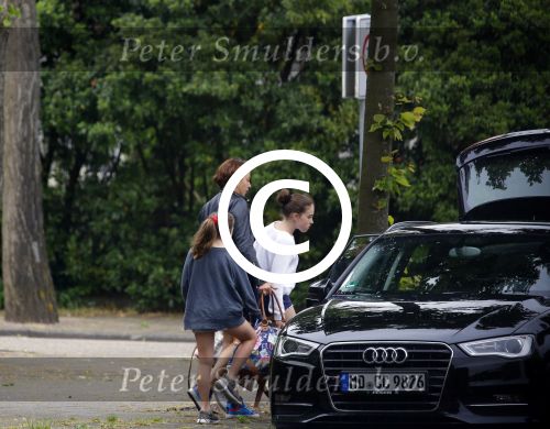 Amsterdam 13 juni 2015
Amanda Beekman haalt haar kinderen op bij ex man Martijn Krabbe.