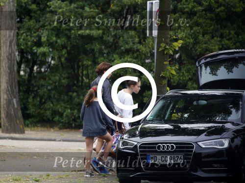 Amsterdam 13 juni 2015
Amanda Beekman haalt haar kinderen op bij ex man Martijn Krabbe.