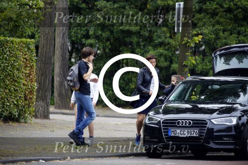 Amsterdam 13 juni 2015
Amanda Beekman haalt haar kinderen op bij ex man Martijn Krabbe.