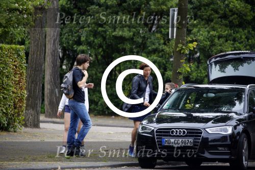 Amsterdam 13 juni 2015
Amanda Beekman haalt haar kinderen op bij ex man Martijn Krabbe.