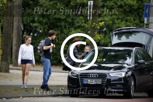Amsterdam 13 juni 2015
Amanda Beekman haalt haar kinderen op bij ex man Martijn Krabbe.