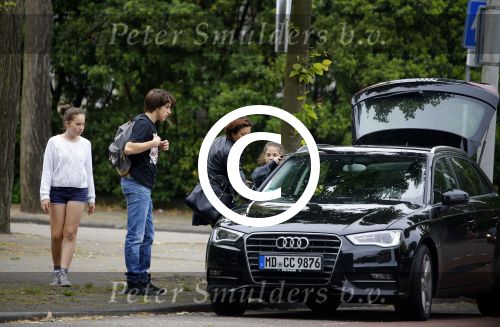 Amsterdam 13 juni 2015
Amanda Beekman haalt haar kinderen op bij ex man Martijn Krabbe.