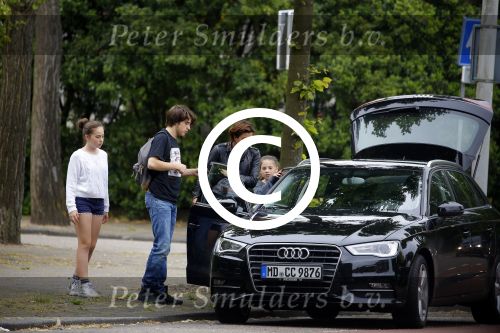 Amsterdam 13 juni 2015
Amanda Beekman haalt haar kinderen op bij ex man Martijn Krabbe.