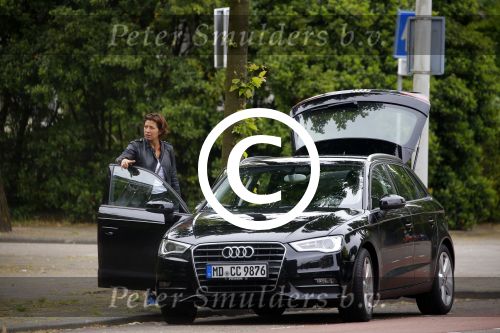Amsterdam 13 juni 2015
Amanda Beekman haalt haar kinderen op bij ex man Martijn Krabbe.