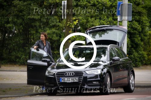 Amsterdam 13 juni 2015
Amanda Beekman haalt haar kinderen op bij ex man Martijn Krabbe.
