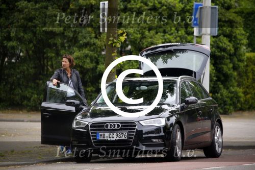 Amsterdam 13 juni 2015
Amanda Beekman haalt haar kinderen op bij ex man Martijn Krabbe.