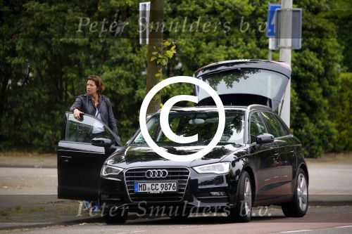 Amsterdam 13 juni 2015
Amanda Beekman haalt haar kinderen op bij ex man Martijn Krabbe.
