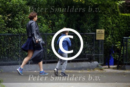 Amsterdam 13 juni 2015
Amanda Beekman haalt haar kinderen op bij ex man Martijn Krabbe.
