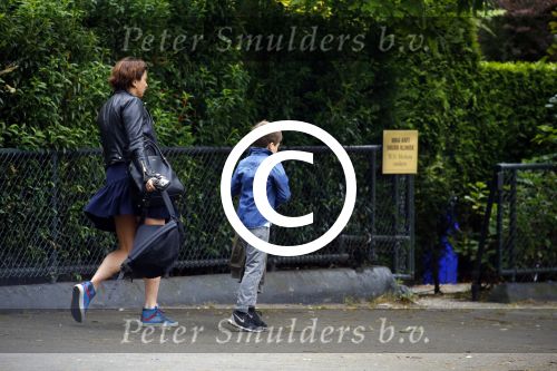 Amsterdam 13 juni 2015
Amanda Beekman haalt haar kinderen op bij ex man Martijn Krabbe.