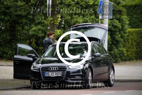 Amsterdam 13 juni 2015
Amanda Beekman haalt haar kinderen op bij ex man Martijn Krabbe.