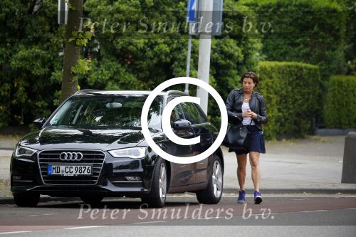 Amsterdam 13 juni 2015
Amanda Beekman haalt haar kinderen op bij ex man Martijn Krabbe.