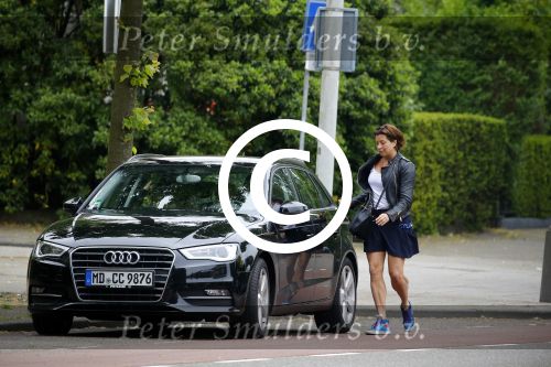 Amsterdam 13 juni 2015
Amanda Beekman haalt haar kinderen op bij ex man Martijn Krabbe.