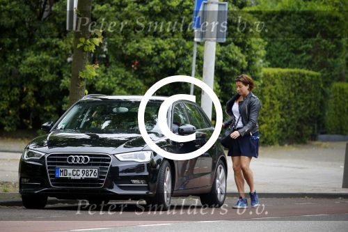 Amsterdam 13 juni 2015
Amanda Beekman haalt haar kinderen op bij ex man Martijn Krabbe.