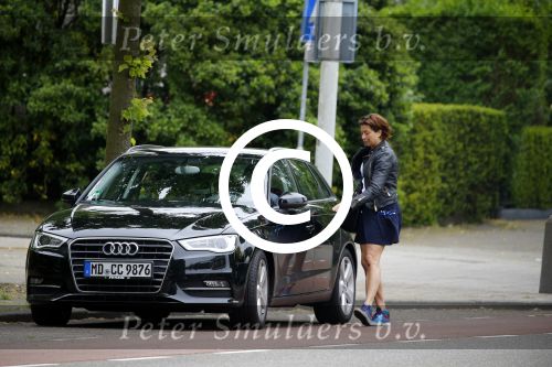 Amsterdam 13 juni 2015
Amanda Beekman haalt haar kinderen op bij ex man Martijn Krabbe.