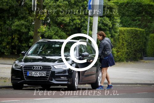 Amsterdam 13 juni 2015
Amanda Beekman haalt haar kinderen op bij ex man Martijn Krabbe.