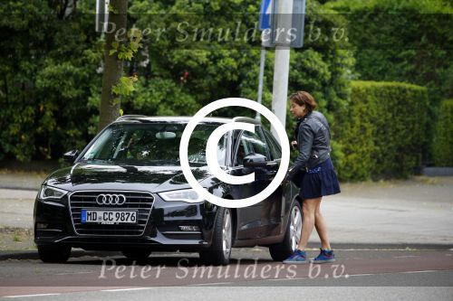 Amsterdam 13 juni 2015
Amanda Beekman haalt haar kinderen op bij ex man Martijn Krabbe.