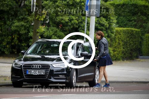 Amsterdam 13 juni 2015
Amanda Beekman haalt haar kinderen op bij ex man Martijn Krabbe.
