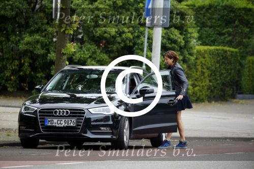 Amsterdam 13 juni 2015
Amanda Beekman haalt haar kinderen op bij ex man Martijn Krabbe.