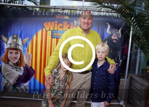 Rotterdam 9 augustus 2015
Edwin Smulders Johnny de Mol en Tomas v d Broek tijdens opnames van het rtl programma Down met Johnny. We gingen naar de premiere naar Wickie de Viking in het nieuwe Luxor. Andre Kuipers met zoon en dochter