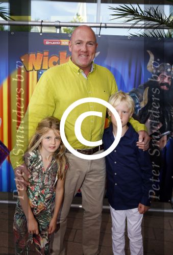 Rotterdam 9 augustus 2015
Edwin Smulders Johnny de Mol en Tomas v d Broek tijdens opnames van het rtl programma Down met Johnny. We gingen naar de premiere naar Wickie de Viking in het nieuwe Luxor. Andre Kuipers met zoon en dochter