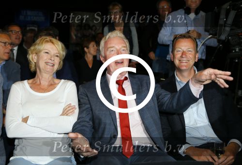 Amsterdam 19 juni 2015
Joop v d Ende geeft persconferentie dat hij 60% van Stage entertainment heeft verkocht aan CVC Capital. Jannine v d Ende is natuurlijk aanwezig. Simone Kleinsma Guus Verstraete Andre v Duin en Martin en Martine Bijl en Berend Boudewijn zijn er ook