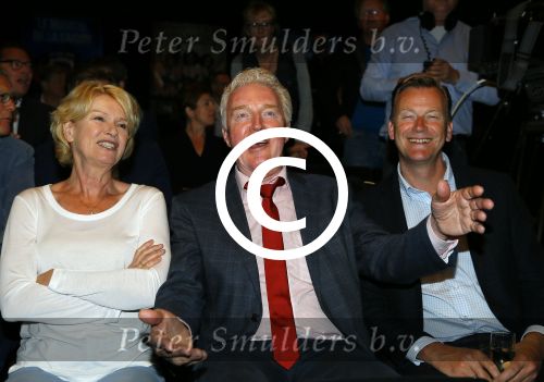 Amsterdam 19 juni 2015
Joop v d Ende geeft persconferentie dat hij 60% van Stage entertainment heeft verkocht aan CVC Capital. Jannine v d Ende is natuurlijk aanwezig. Simone Kleinsma Guus Verstraete Andre v Duin en Martin en Martine Bijl en Berend Boudewijn zijn er ook