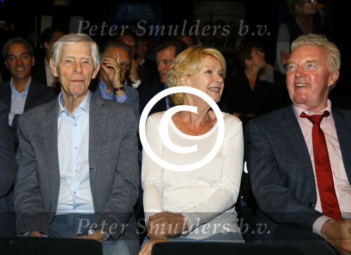 Amsterdam 19 juni 2015
Joop v d Ende geeft persconferentie dat hij 60% van Stage entertainment heeft verkocht aan CVC Capital. Jannine v d Ende is natuurlijk aanwezig. Simone Kleinsma Guus Verstraete Andre v Duin en Martin en Martine Bijl en Berend Boudewijn zijn er ook