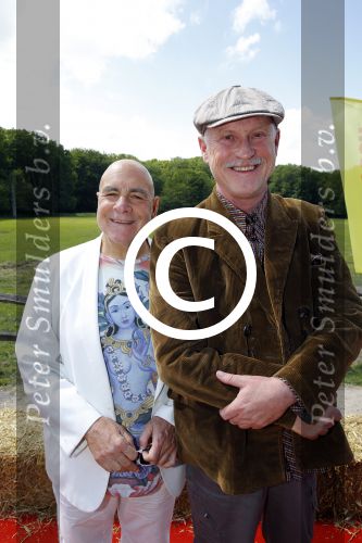 Amsterdam 10 juni 2015
Premiere Apenstreken bij kinderboederij in amsterdamse bos met oa Yvon Jaspers en Kim Lian v d Meij. Arjan Ederveen met partner