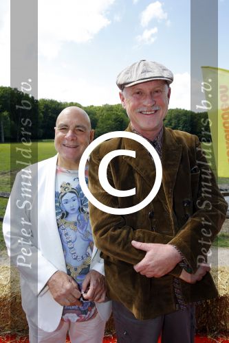 Amsterdam 10 juni 2015
Premiere Apenstreken bij kinderboederij in amsterdamse bos met oa Yvon Jaspers en Kim Lian v d Meij. Arjan Ederveen met partner