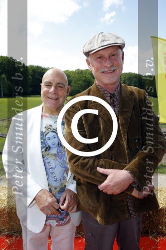 Amsterdam 10 juni 2015
Premiere Apenstreken bij kinderboederij in amsterdamse bos met oa Yvon Jaspers en Kim Lian v d Meij. Arjan Ederveen met partner