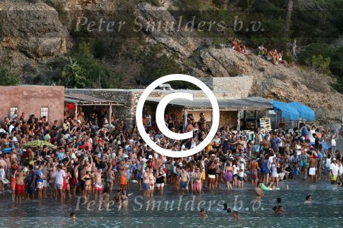 ibiza 2 augustus 2015
Noortje Herlaar met (een) vriend op het meest romantische strandje van ibiza , Beniras. Op Beniras wordt altijd muziek gemaakt tijdens de zonsondergang.