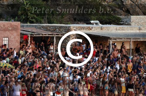 ibiza 2 augustus 2015
Noortje Herlaar met (een) vriend op het meest romantische strandje van ibiza , Beniras. Op Beniras wordt altijd muziek gemaakt tijdens de zonsondergang.