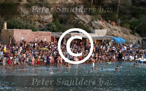 ibiza 2 augustus 2015
Noortje Herlaar met (een) vriend op het meest romantische strandje van ibiza , Beniras. Op Beniras wordt altijd muziek gemaakt tijdens de zonsondergang.