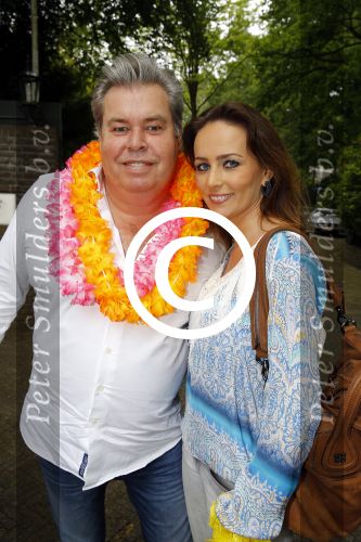 Blaricum 14 juni 2015
Rene Froger heeft een surprise feestje voor zijn vrouw Natasja georganiseerd voor haar 50e verjaardag. Het feest vindt plaats in de tuin van hun huis. Benno de Leeuw met vriendin