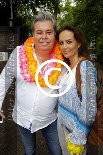Blaricum 14 juni 2015
Rene Froger heeft een surprise feestje voor zijn vrouw Natasja georganiseerd voor haar 50e verjaardag. Het feest vindt plaats in de tuin van hun huis. Benno de Leeuw met vriendin