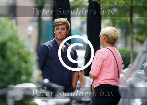 Amsterdam 10 augustus 2015
Caroline Tensen luncht met haar zoon Bob Wisse en vertrekt daarna op haar vespa scooter
