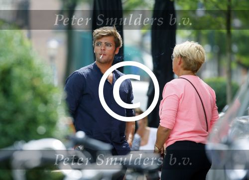 Amsterdam 10 augustus 2015
Caroline Tensen luncht met haar zoon Bob Wisse en vertrekt daarna op haar vespa scooter