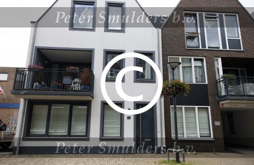 Aalsmeer 9 juli 2015
Bonnie st Claire en haar man Anne-Jan Jongbloed zijn verhuisd naar hun nieuwe huis.