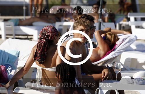 ibiza 28 juli 2015
Estelle Cruijff Joelle Gullit Lilly Becker met zoon Amadues Becker en een zoon uit een eerder huwelijk van Boris op het strand van Talamanca.