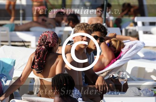 ibiza 28 juli 2015
Estelle Cruijff Joelle Gullit Lilly Becker met zoon Amadues Becker en een zoon uit een eerder huwelijk van Boris op het strand van Talamanca.